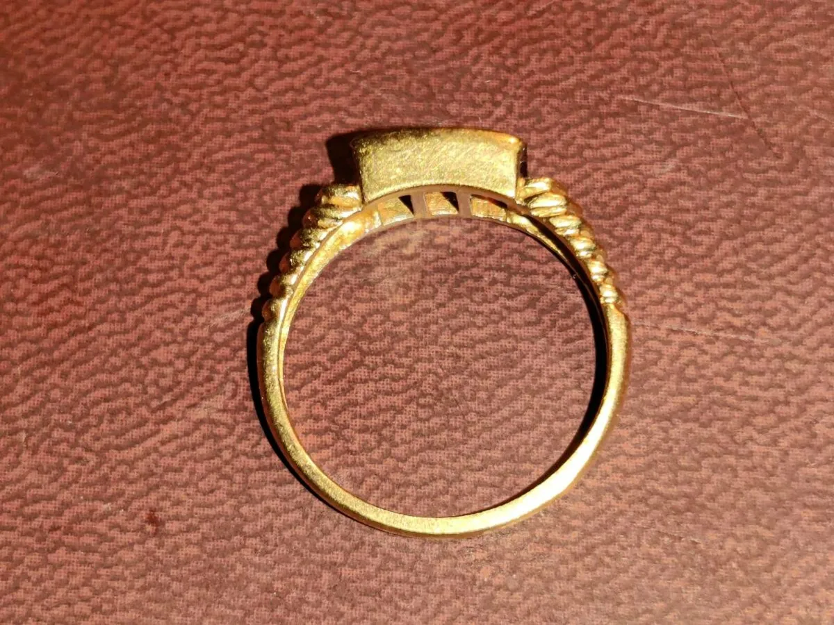SQUARE RED GARNETS, 9CT Gold New Signet Ring ! - Image 3