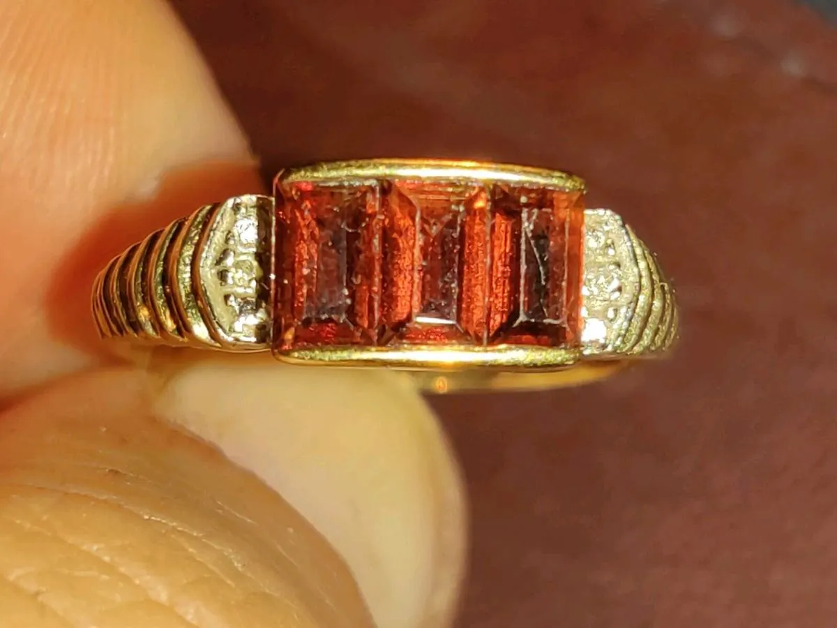 SQUARE RED GARNETS, 9CT Gold New Signet Ring ! - Image 1