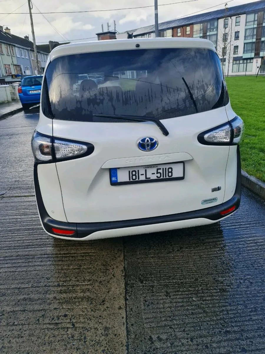 Toyota Sienta 2018 Hybrid - Image 2