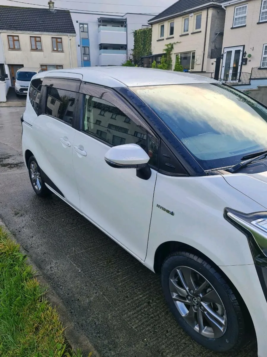 Toyota Sienta 2018 Hybrid - Image 3