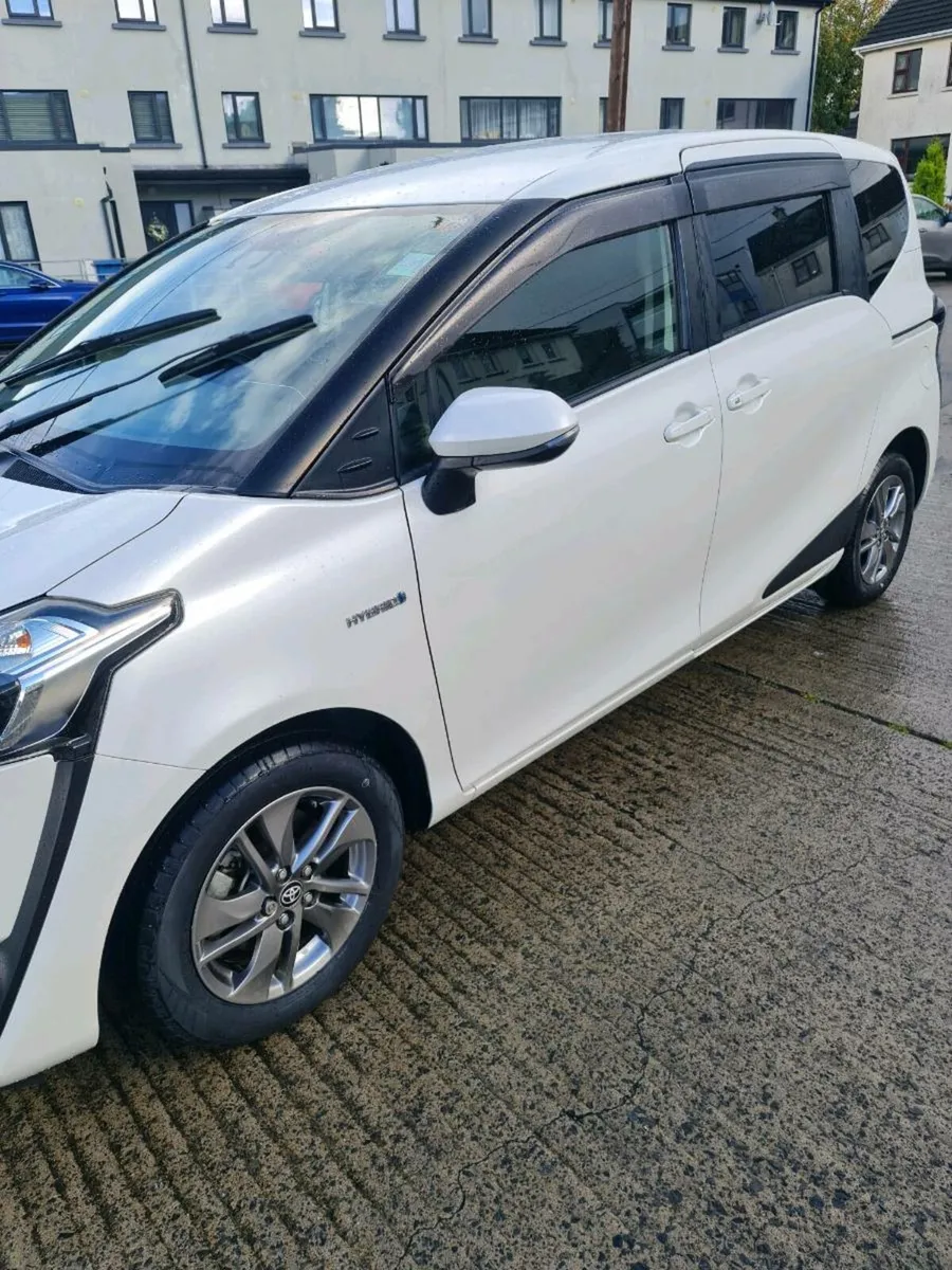 Toyota Sienta 2018 Hybrid - Image 4