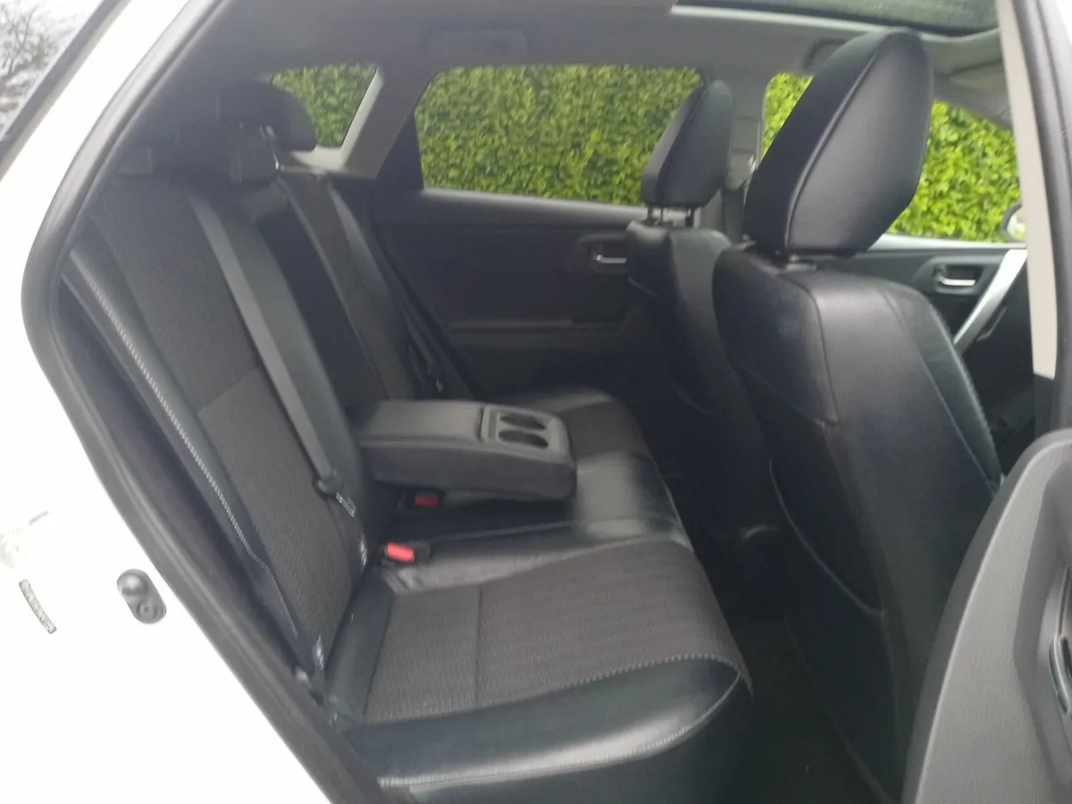 2014 Toyota auris hybrid auto - Image 2