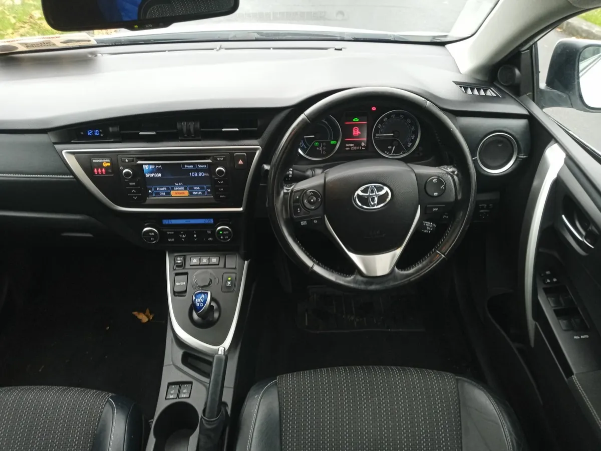 2014 Toyota auris hybrid auto - Image 3