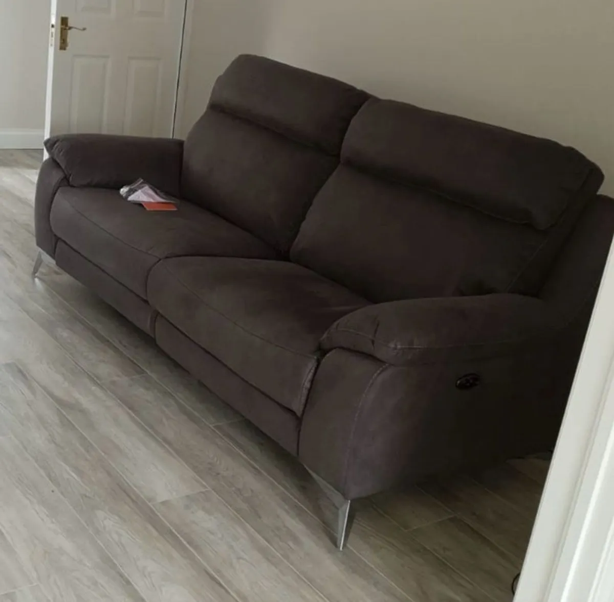 Electric recliner couch - 3 seater - Image 3