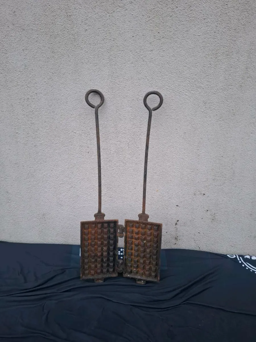 Cast iron antique waffles maker postage possible - Image 1