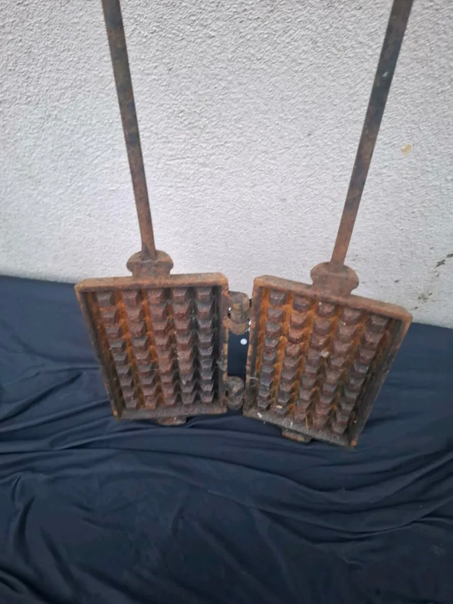 Cast iron antique waffles maker postage possible - Image 2