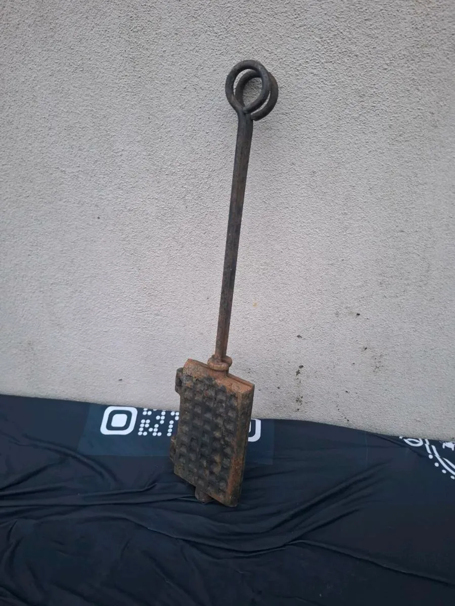 Cast iron antique waffles maker postage possible - Image 3