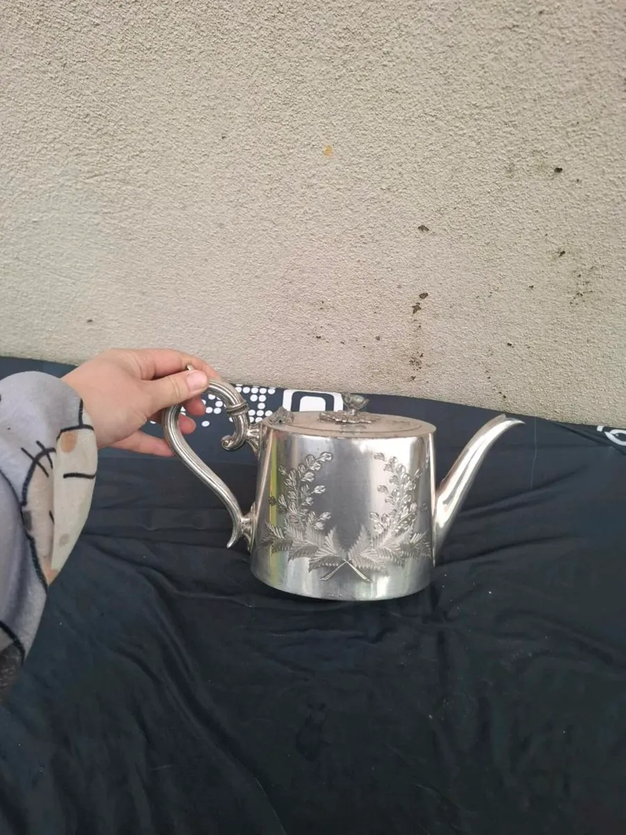 Silver platted tea pot postage possible - Image 1