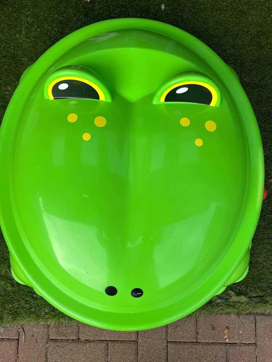 BRAND NEW SAND PIT & 2 BAGS OF SAND - Image 2
