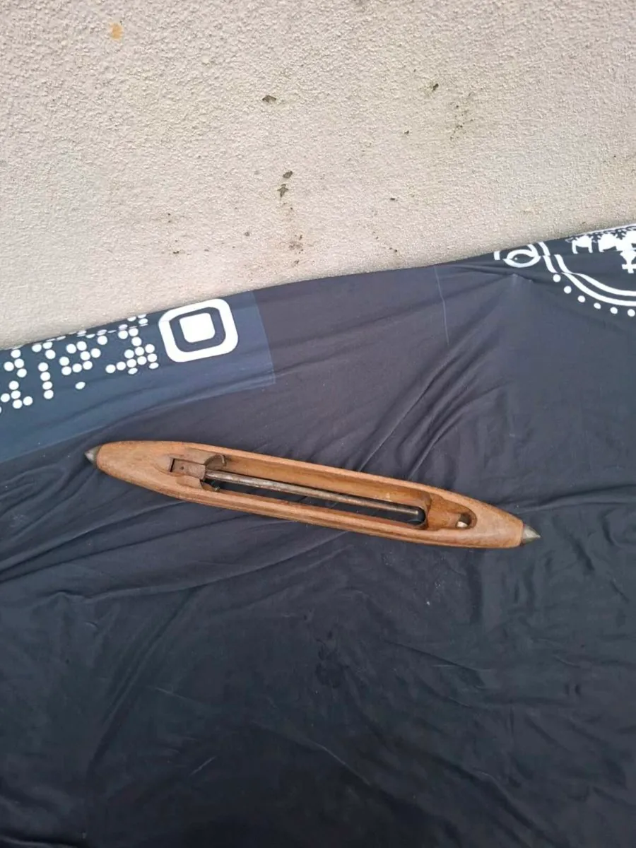 Antique loom for shuttle possible to post