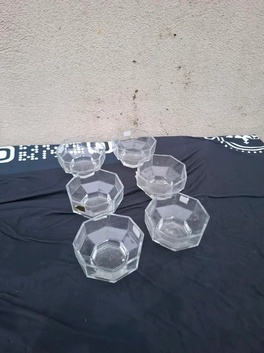 6 luminarc glass bowls possible to post - Image 1