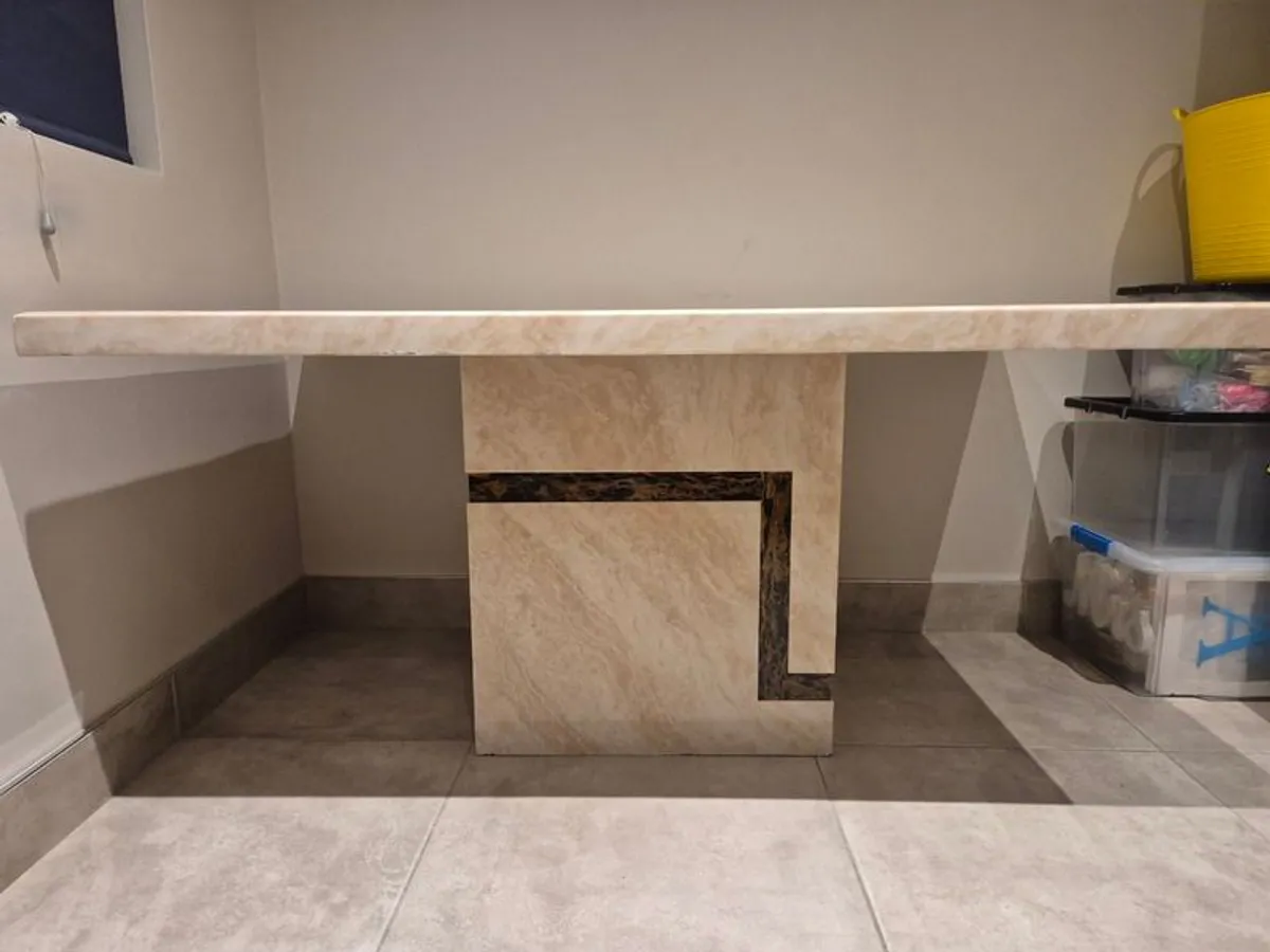 Large Table. - Image 1