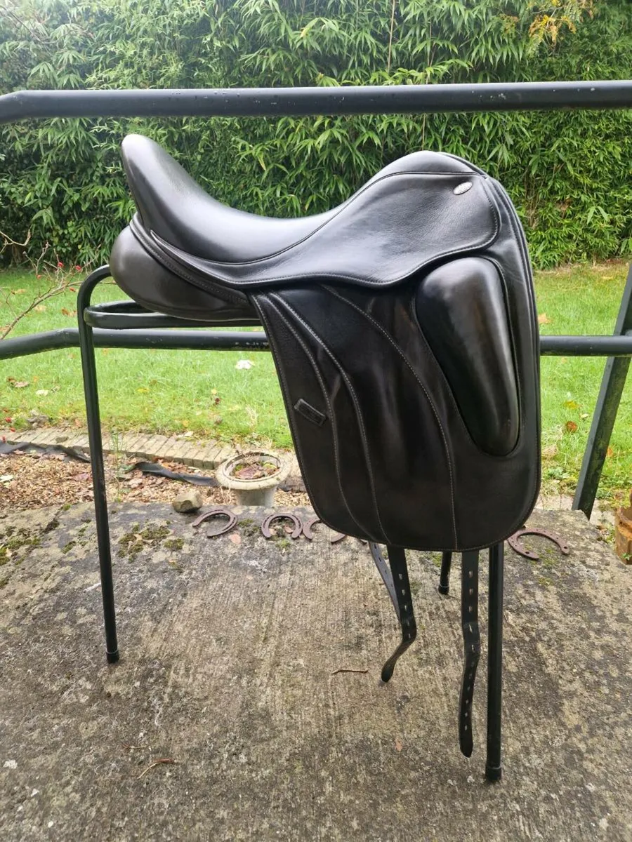 Fairfax dressage saddle - Image 1