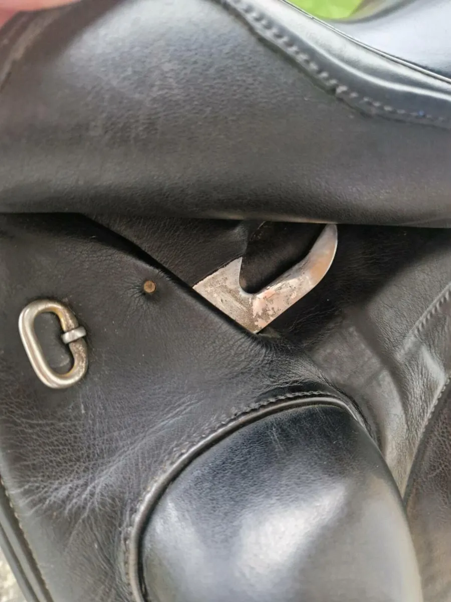 Fairfax dressage saddle - Image 3