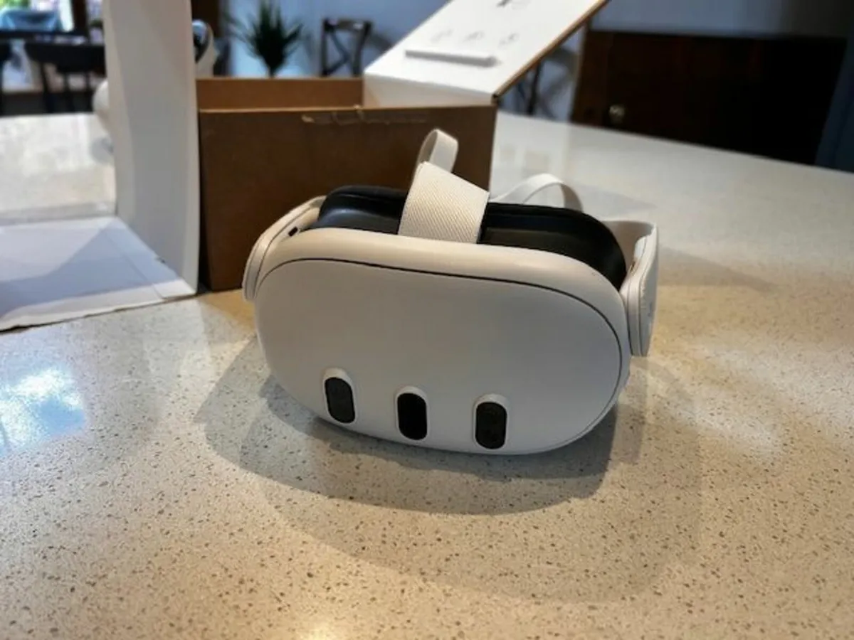 Meta Quest 3 VR 128Gb with Charging Dock - Image 3