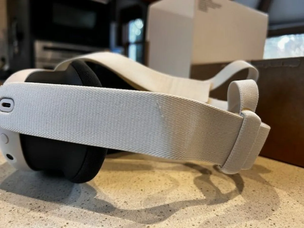 Meta Quest 3 VR 128Gb with Charging Dock - Image 4
