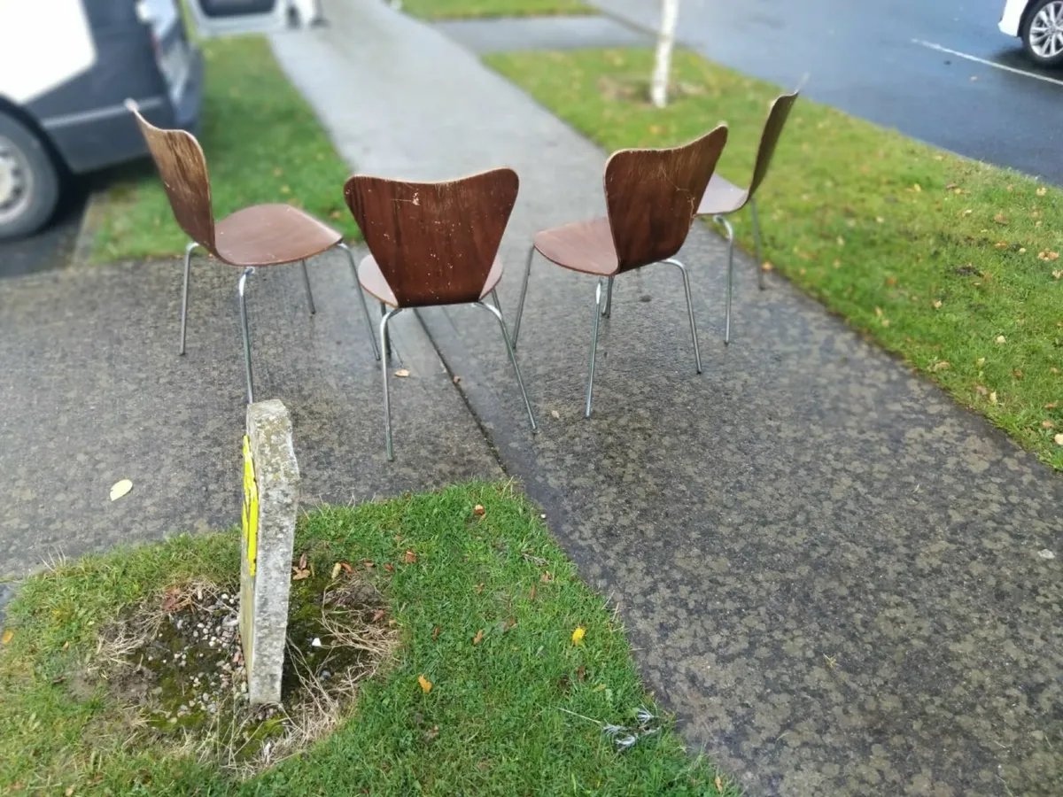 4 chairs - Image 1