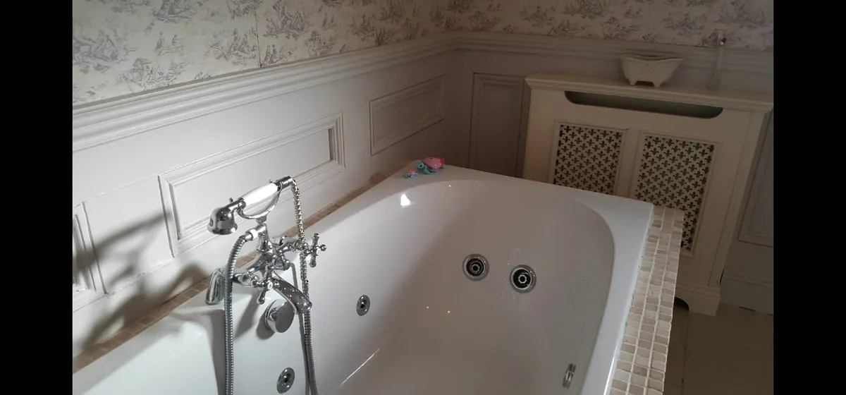 Jacuzzi bath - Image 3
