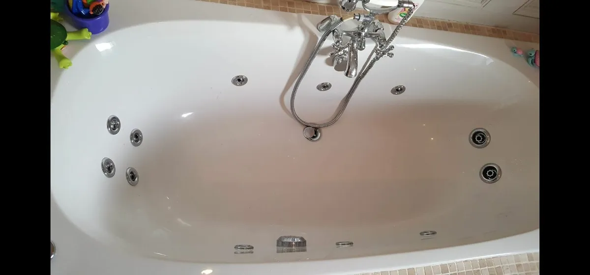 Jacuzzi bath - Image 1