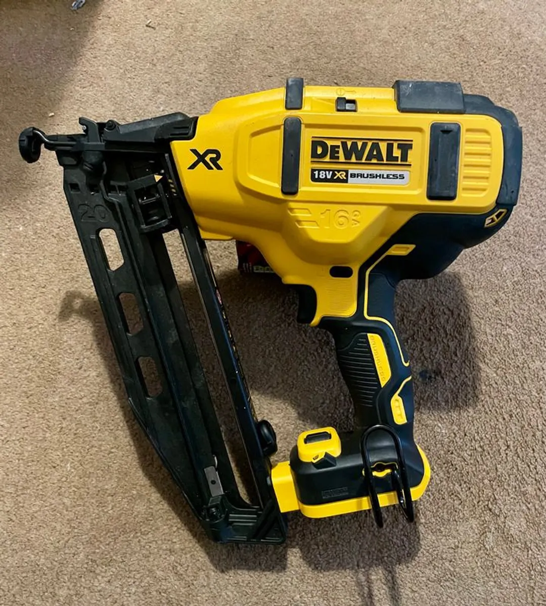 De Walt 16ga Angled Finish Nailer - Image 1