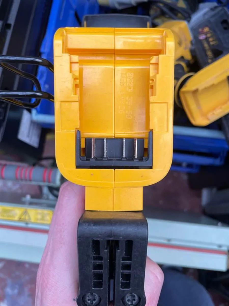 De Walt 16ga Angled Finish Nailer - Image 2