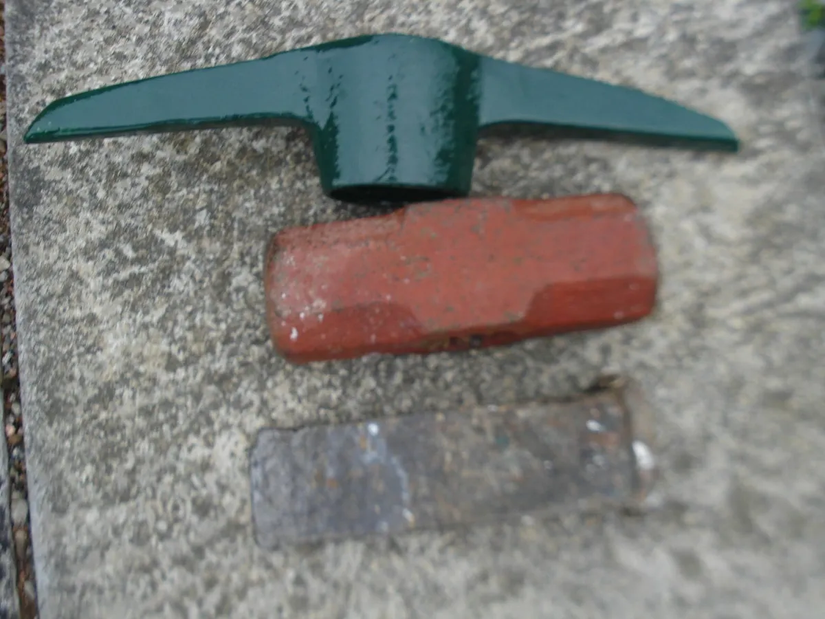 OLD METAL IRONWORKS HEADS & WEDGE. - Image 4