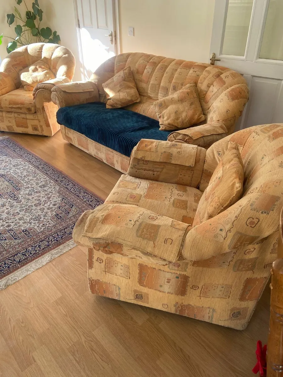 Three piece suite - Image 1