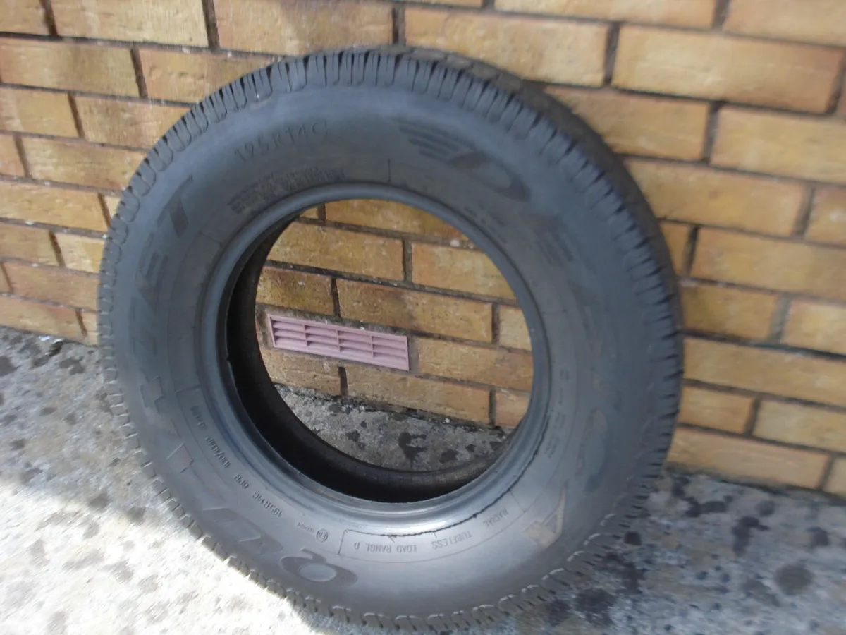 1 VINTAGE LIGHT VAN/TRUCK NEW OLD STOCK TYRE. - Image 1