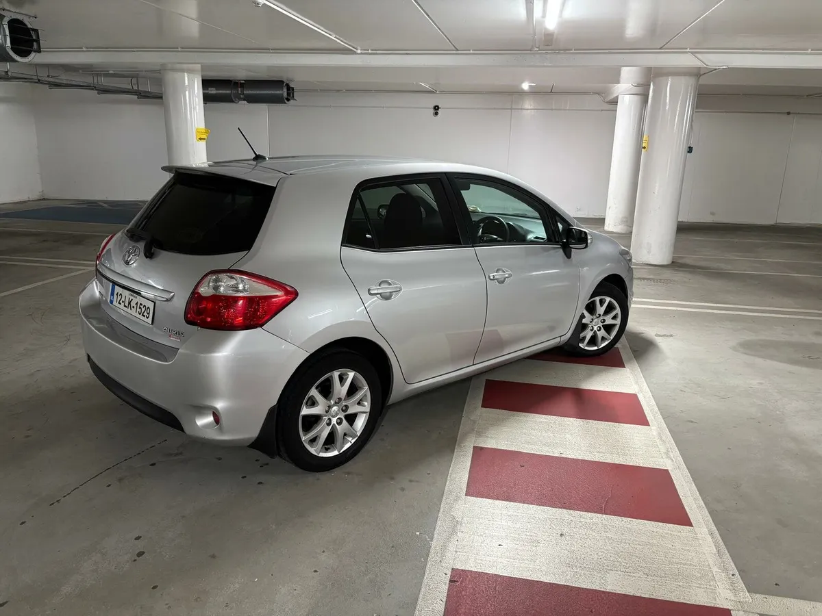 Toyota auris very low km - Image 2