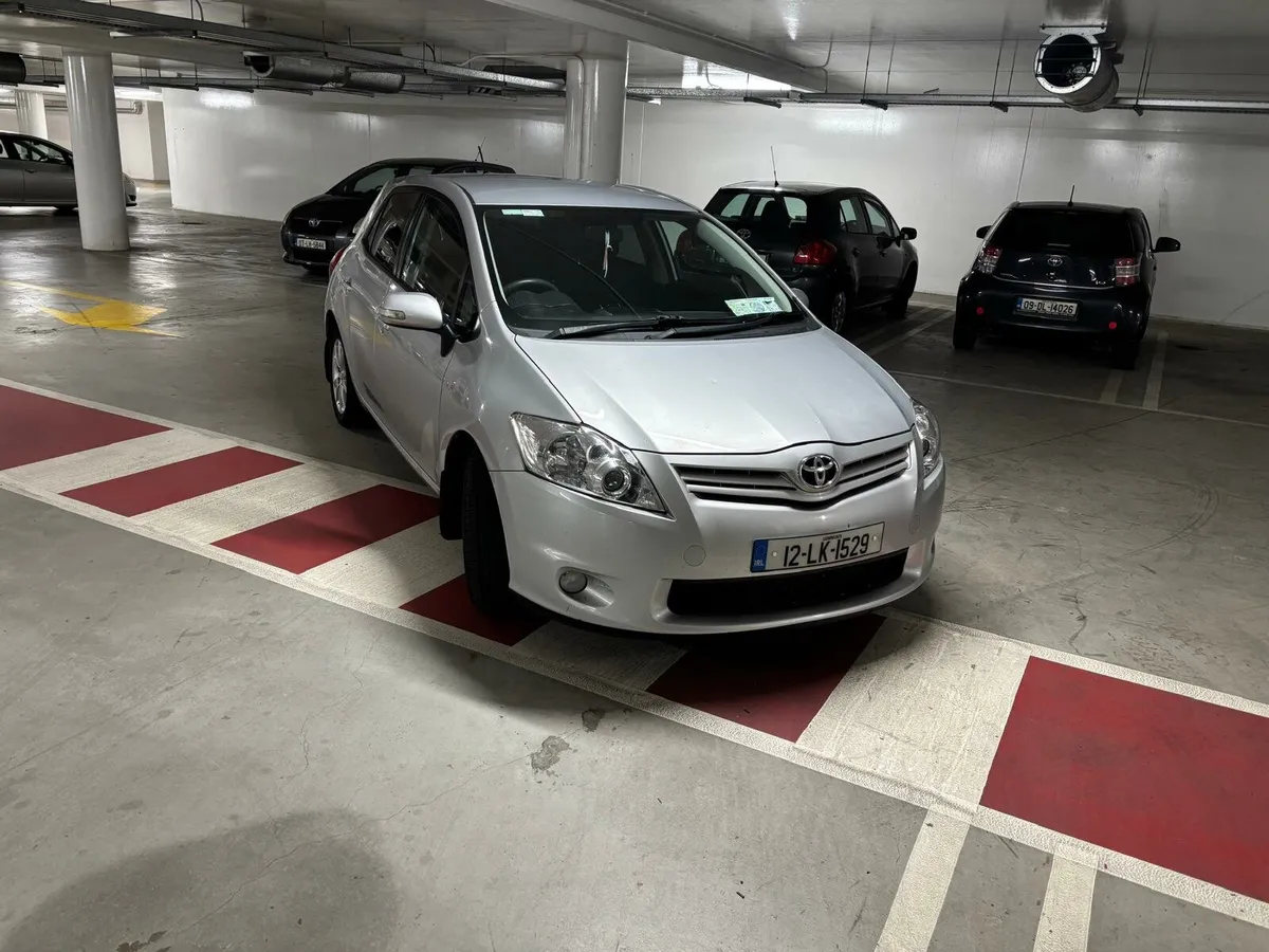 Toyota auris very low km - Image 4