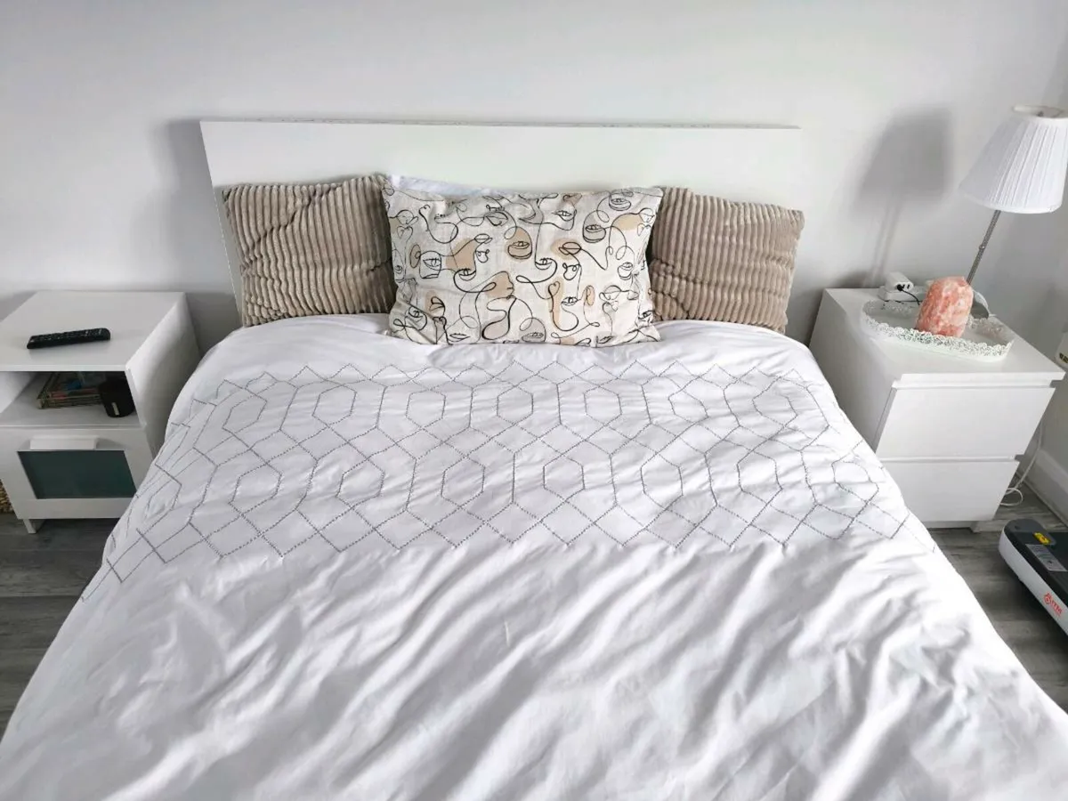 Double Bed & 2 Bedside tables - Image 1