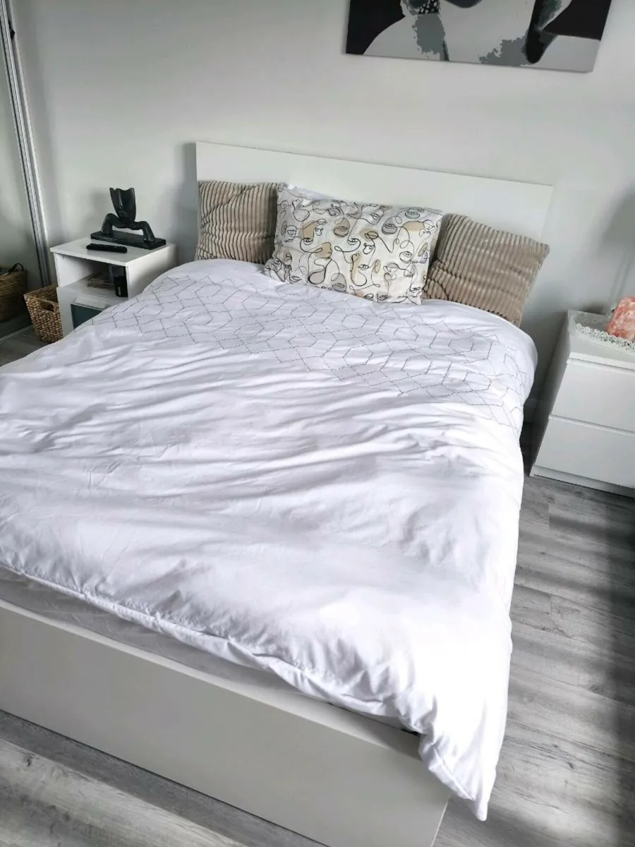 Double Bed & 2 Bedside tables - Image 2