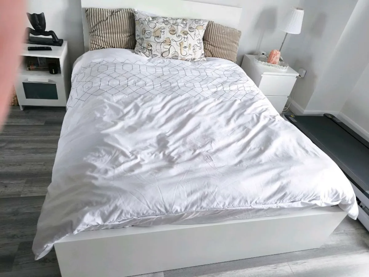 Double Bed & 2 Bedside tables - Image 3