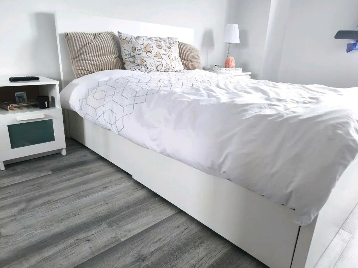 Double Bed & 2 Bedside tables - Image 4