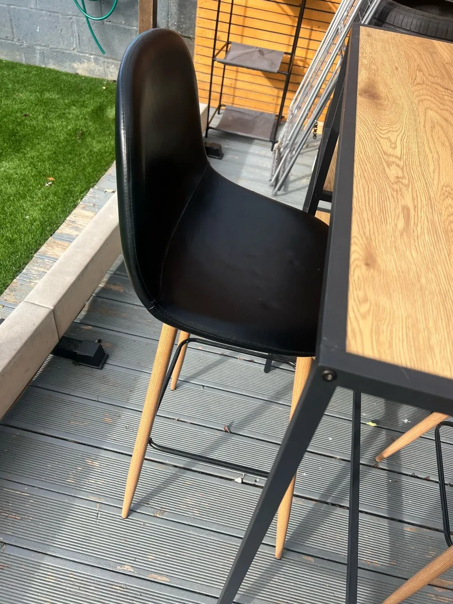 Table and chairs - Image 1