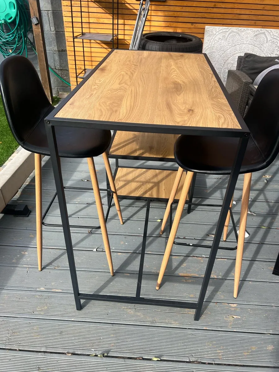 Table and chairs - Image 2