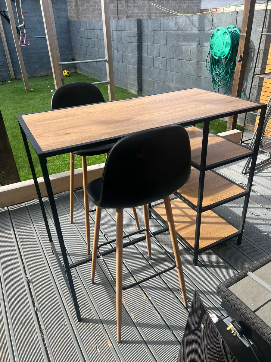 Table and chairs - Image 3