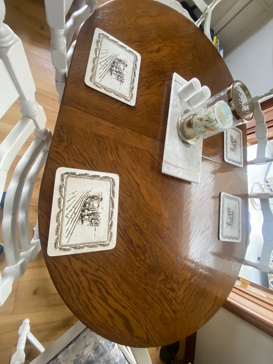 Table and chairs - Image 3
