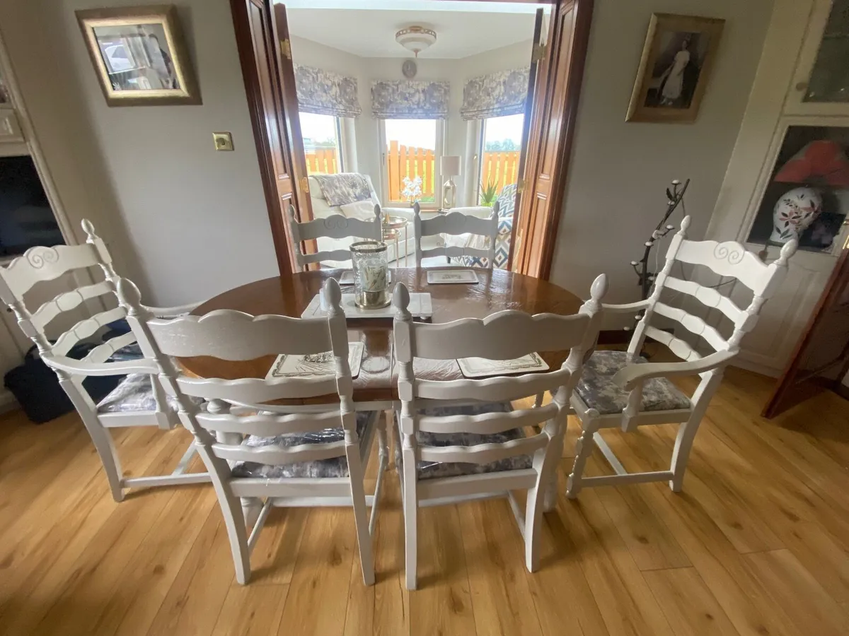 Table and chairs - Image 4