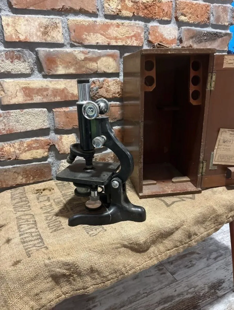 Vintage microscope - Image 1