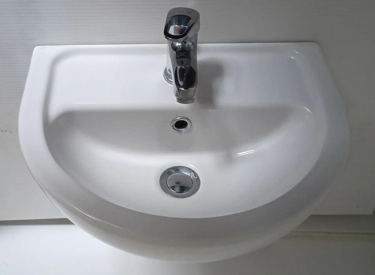 Kitchen Sinks & Hob - Image 3