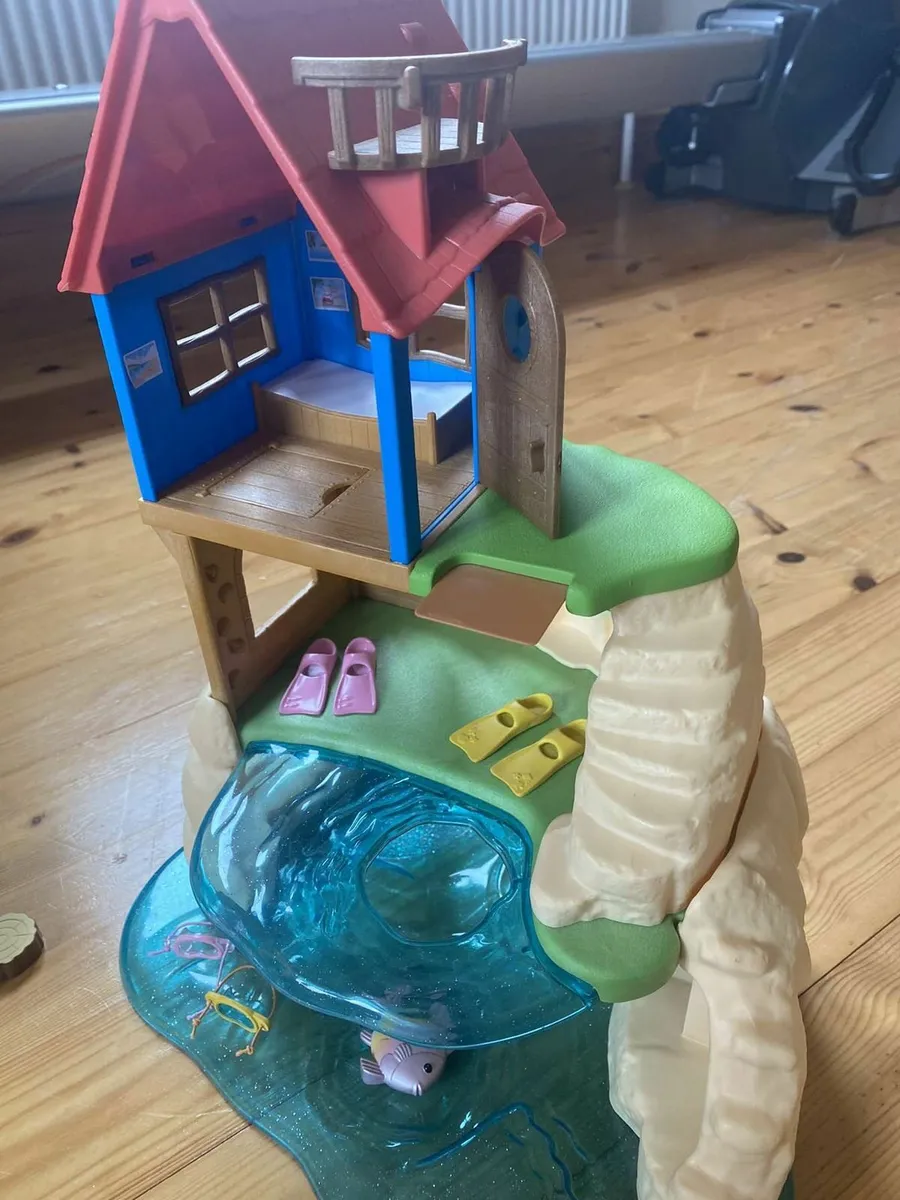 Sylvanian Tree House + People - Image 1
