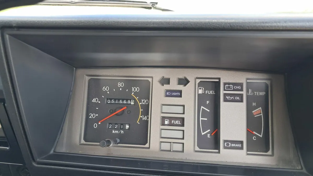 1982 Toyota hiace - Image 2