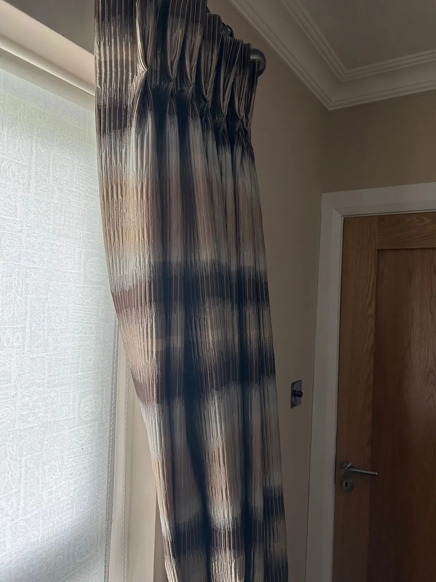 Curtains - Image 2