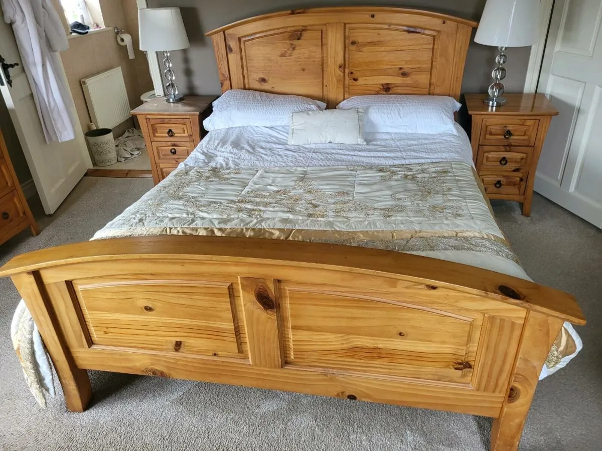 Bedroom suite - Image 1