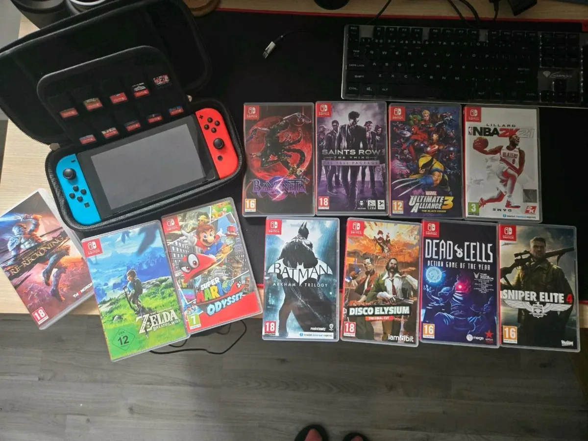 Nintendo Switch + 11 games (box) + case - Image 1