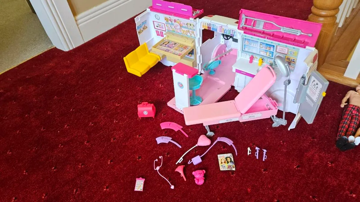 Barbies ambulance - Image 2