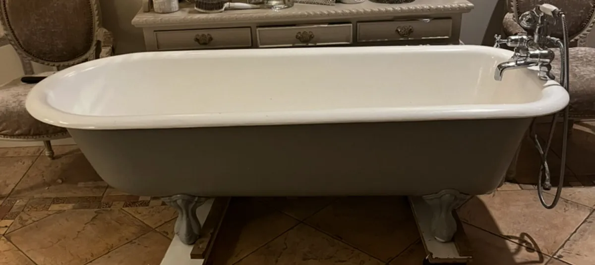 Cast iron roll top bath - Image 1