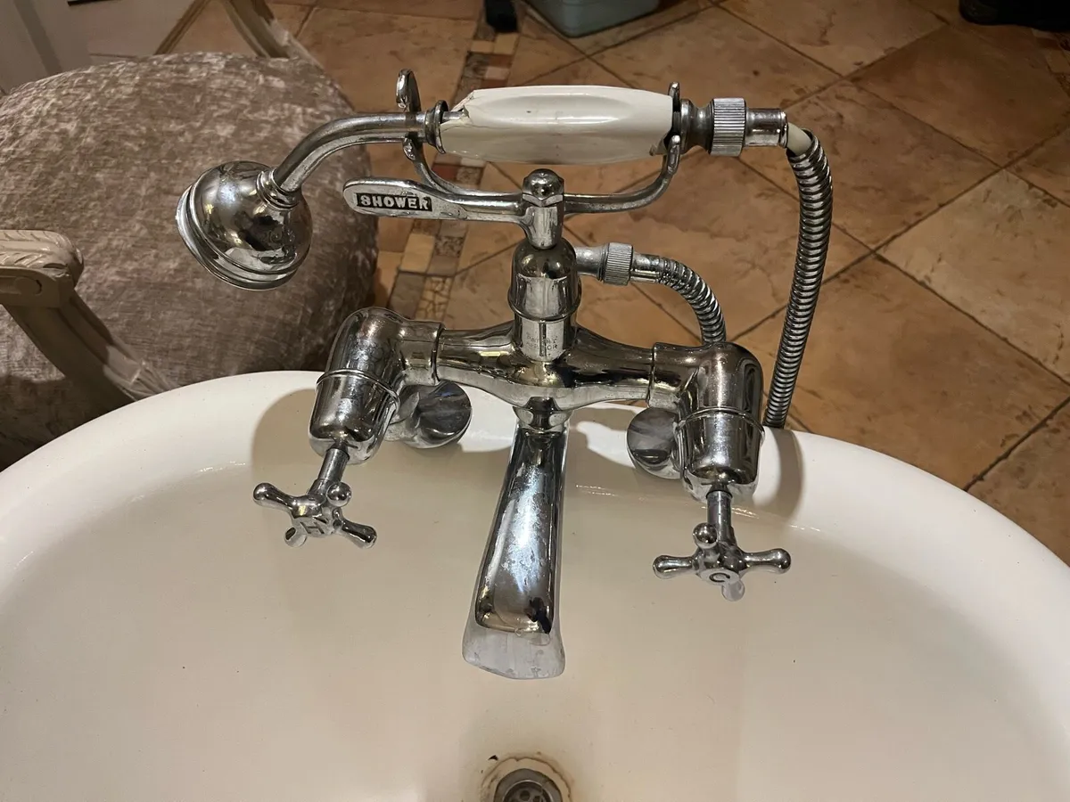 Cast iron roll top bath - Image 2