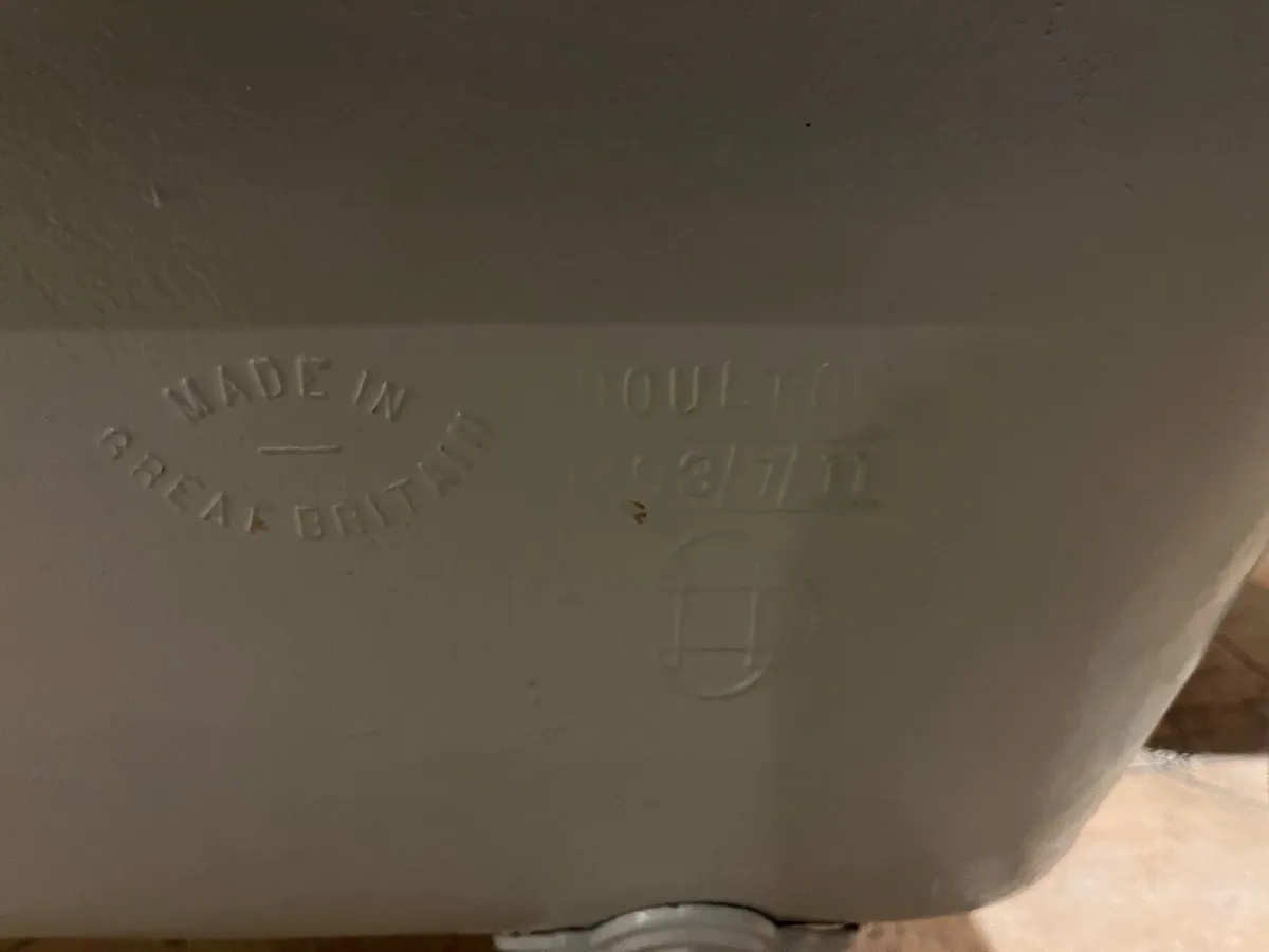 Cast iron roll top bath - Image 3